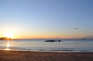 1月に葉山で開催した「星空マイスター学科」のときの夕暮れ。今回の会場からは方角的に夕日は見えないそうですが、海と空を染めるグラデーションはきっと最高！